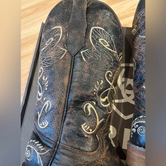 Women's Embroidered Ariat Western Boots - Picture 3 of 16